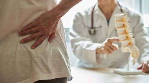Ak pociťujete dlhodobé bolesti chrbta, mali by ste sa poradiť s lekárom